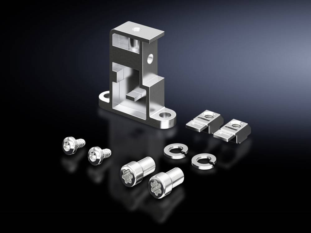 Metallhalterung mit Schrauben, Unterlegscheiben und Klammern auf einer eleganten schwarzen Oberfläche, die Befestigungselemente für strukturelle Anwendungen präsentiert.