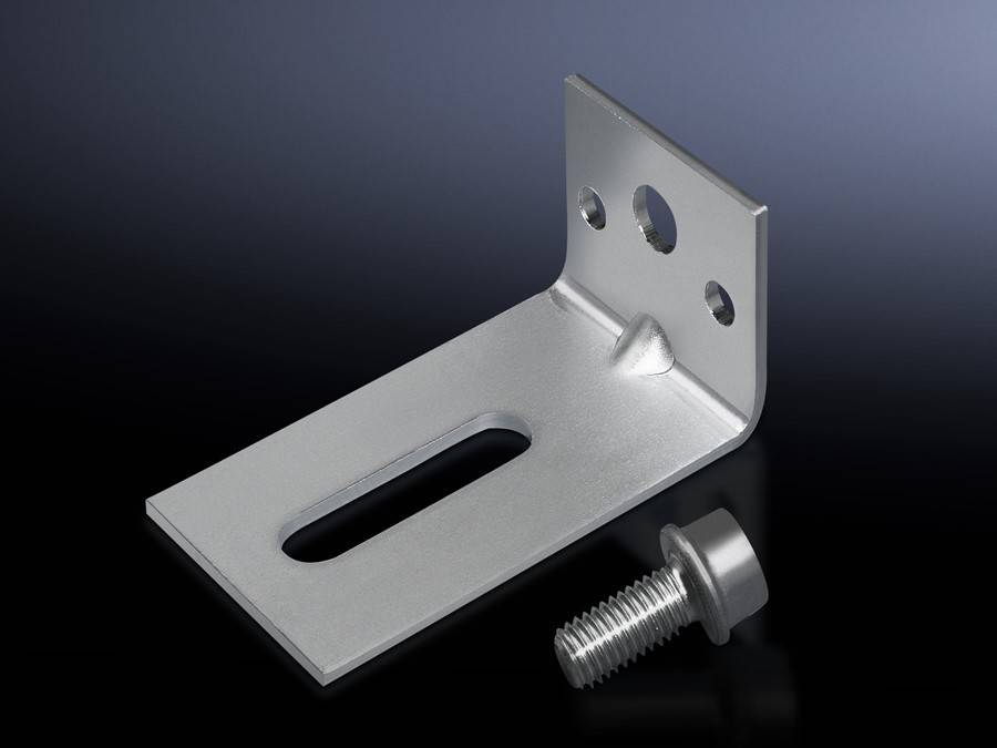 Eine metallische L-Klammer mit mehreren Löchern, einschließlich eines Schlitzes für Einstellbarkeit, wird neben einer Schraube auf einer reflektierenden Oberfläche platziert.