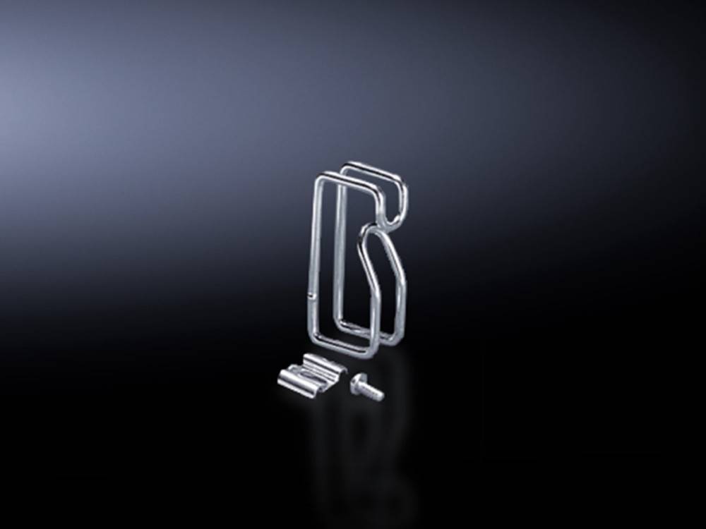 Eine metallische Gürtelklammer und Befestigungsteile vor einer glatten, reflektierenden Oberfläche mit dunklem Hintergrund, die das schlichte Design der Klammer hervorheben.