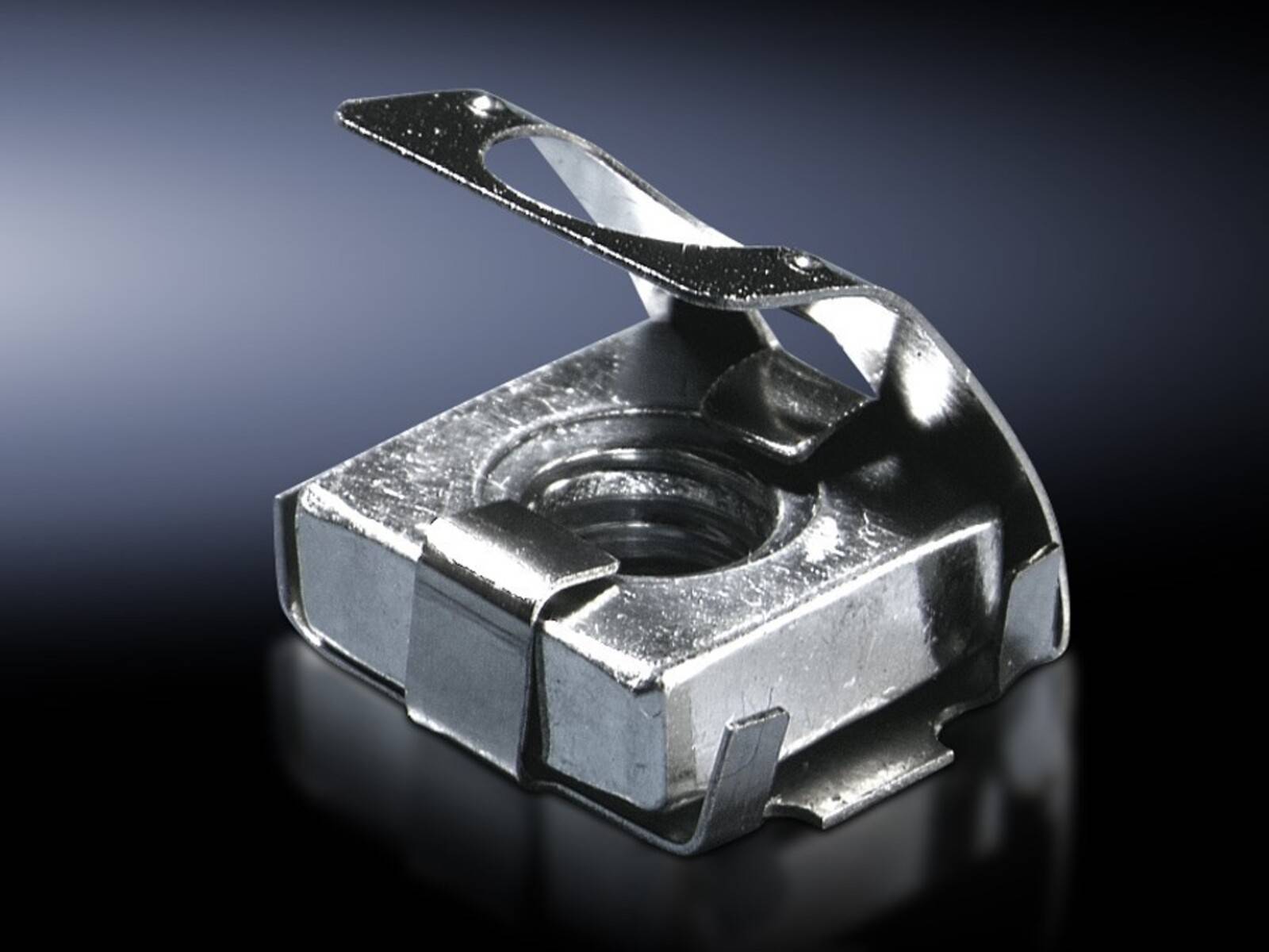 Nahaufnahme einer glänzenden Metallmutter mit quadratischem Profil und einer Federklemme, dargestellt vor einem dunklen Hintergrund.