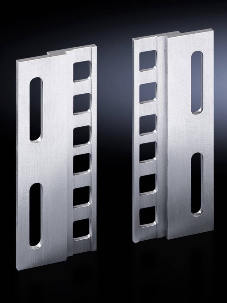 Metallhalterungen mit mehreren rechteckigen Schlitzen, die aufrecht auf einem dunklen Hintergrund stehen.