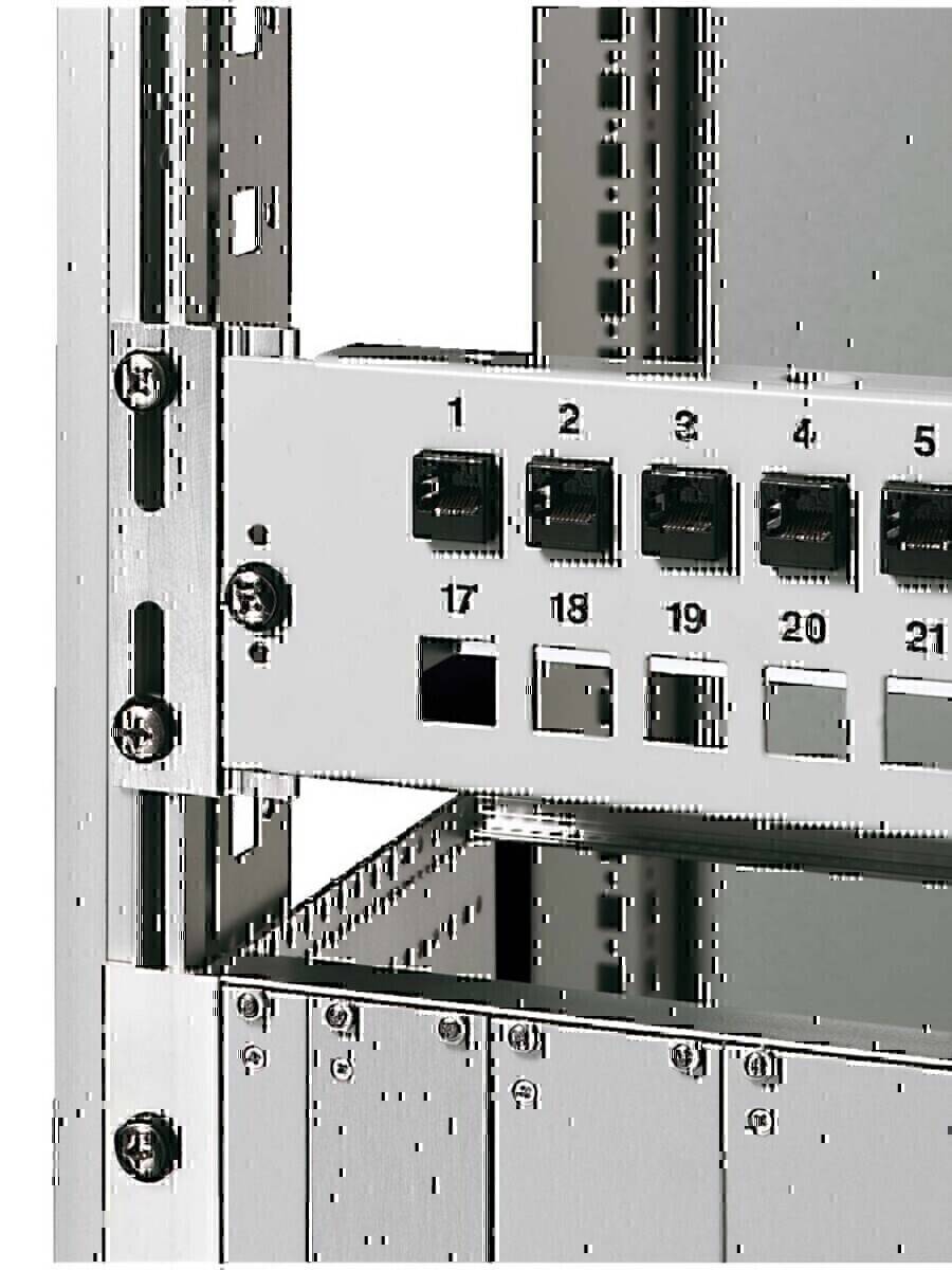 Eine Nahaufnahme eines Metallpanels auf einem Rack, das eine Reihe von nummerierten Anschlüssen und kleinen quadratischen Öffnungen aufweist und für Konnektivität ausgelegt ist.