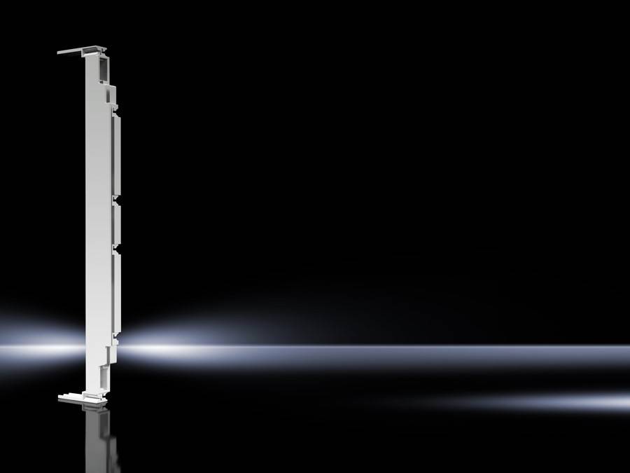 Eine elegante weiße Platte mit reflektierender Oberfläche steht aufrecht auf einem dunklen, glänzenden Boden, beleuchtet von einem sanften Scheinwerfer.