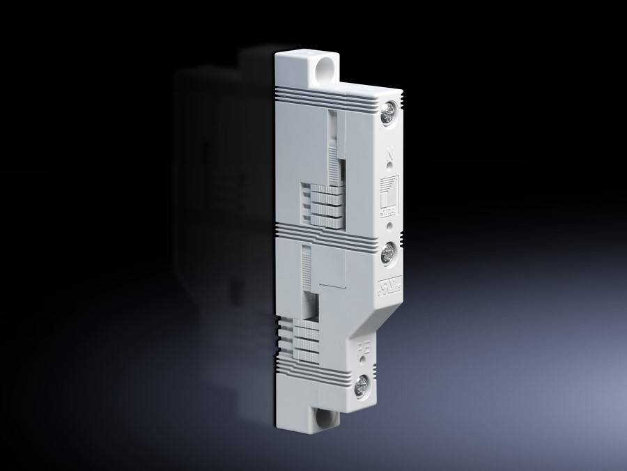 Ein weißer elektrischer Sicherungsautomater mit Rillen und Schrauben ist vor einem dunklen Hintergrund platziert, wobei seine vertikale Gestaltung und Komponenten hervorgehoben werden.