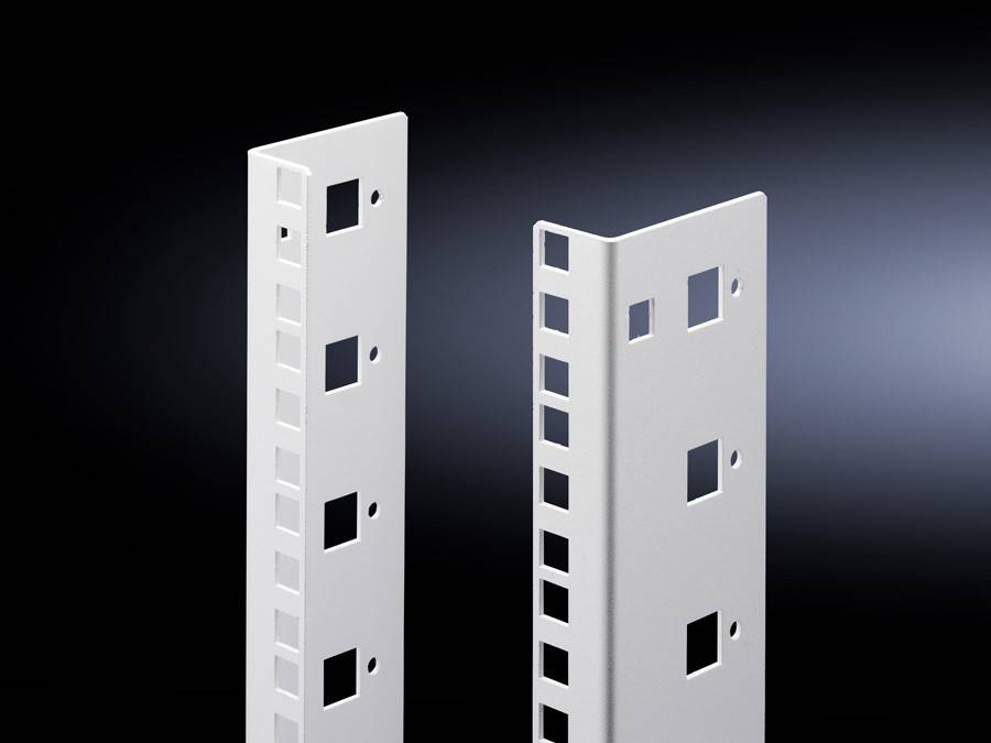 Zwei weiße Metall-Rack-Halterungen mit mehreren quadratischen und runden Löchern, die vertikal vor einem schwarzen Hintergrund stehen.