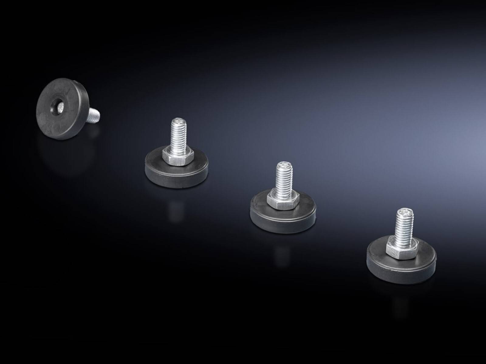 Vier Metall-Nivellierfüße oder schraubmontierte Vibrationsdämpfer, einer von der Seite gezeigt und drei aufrecht vor dunklem Hintergrund.