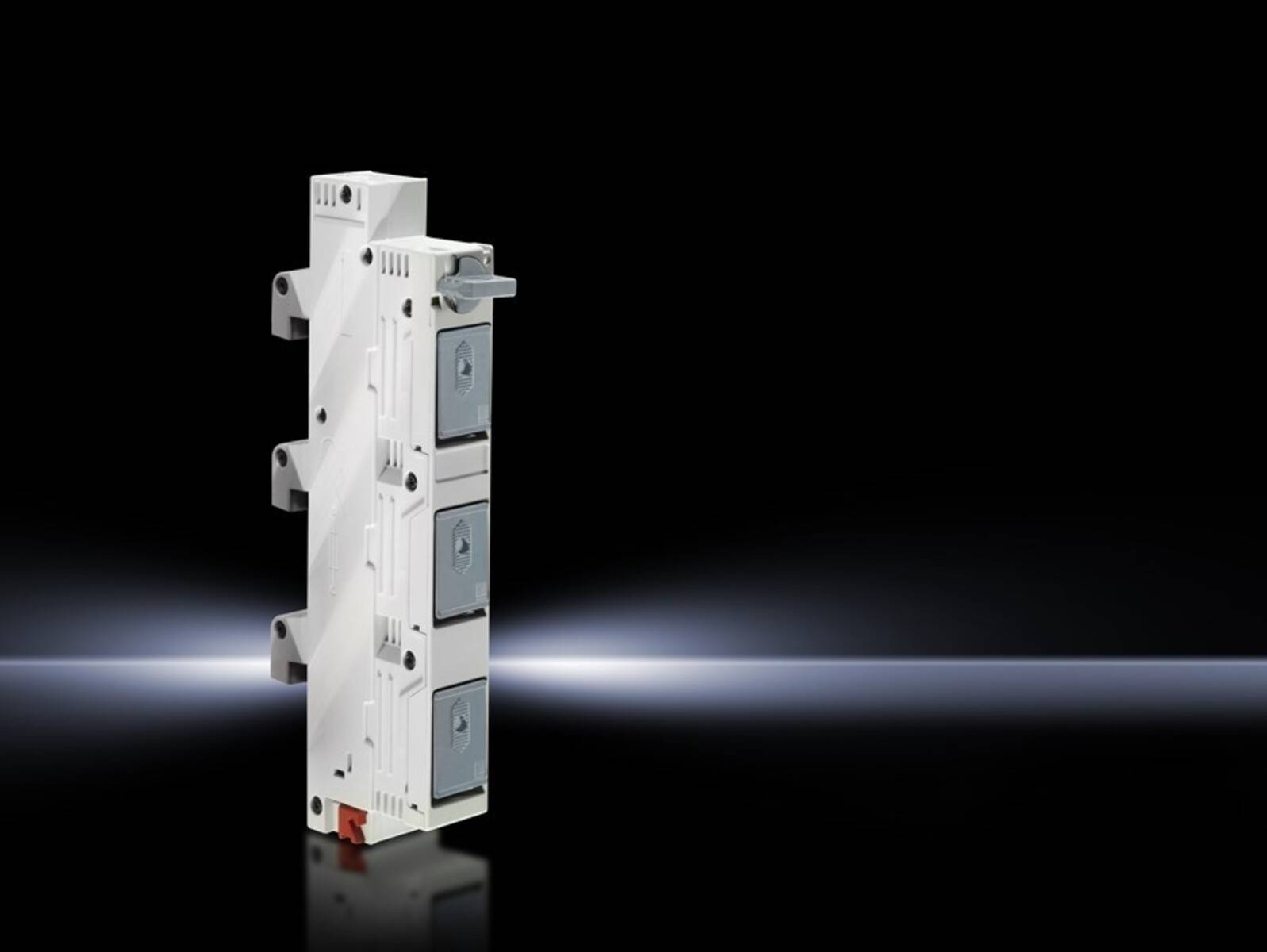 Dreipoliger elektrischer Schalter oder Trennschalter, aufrecht auf schwarzem Hintergrund dargestellt, mit einem weichen horizontalen Lichtstreif dahinter.