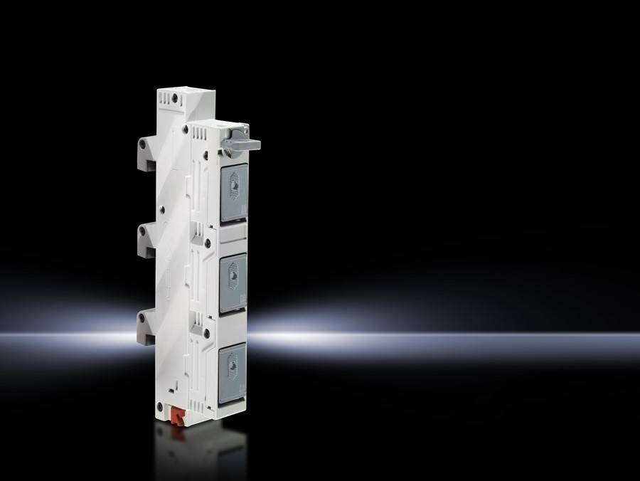 Ein einzelner elektrischer Sicherungsautomат ist vor einem dunklen Hintergrund dargestellt, mit einer leichten Spiegelung darunter, wodurch seine vertikale Position betont wird.