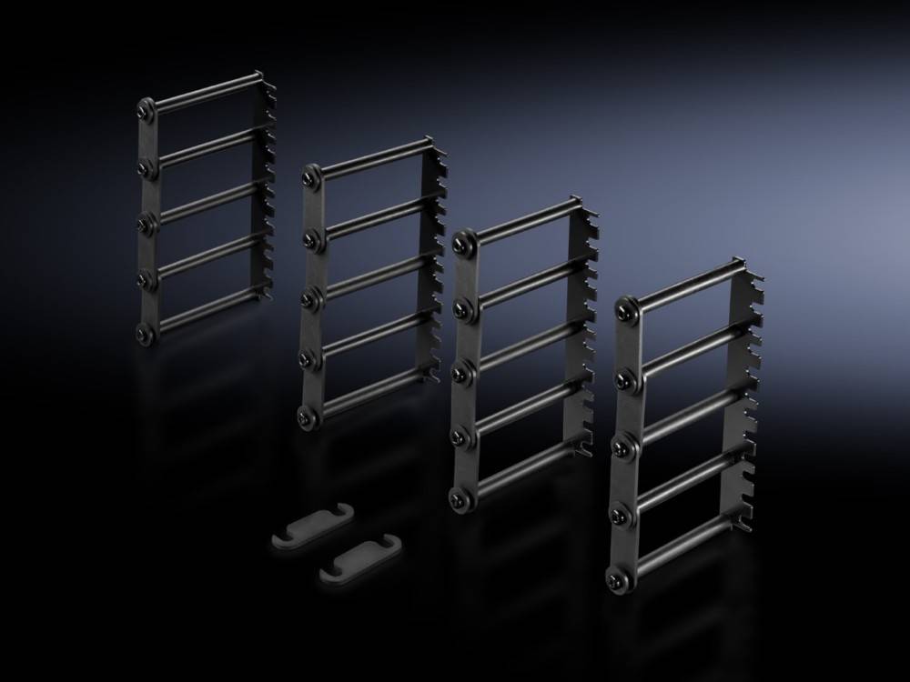 Vier schwarze leiterförmige Strukturen und zwei kleine Klemmstücke werden vor einem dunklen Hintergrund angezeigt, was auf Komponenten für eine Montage hindeutet.