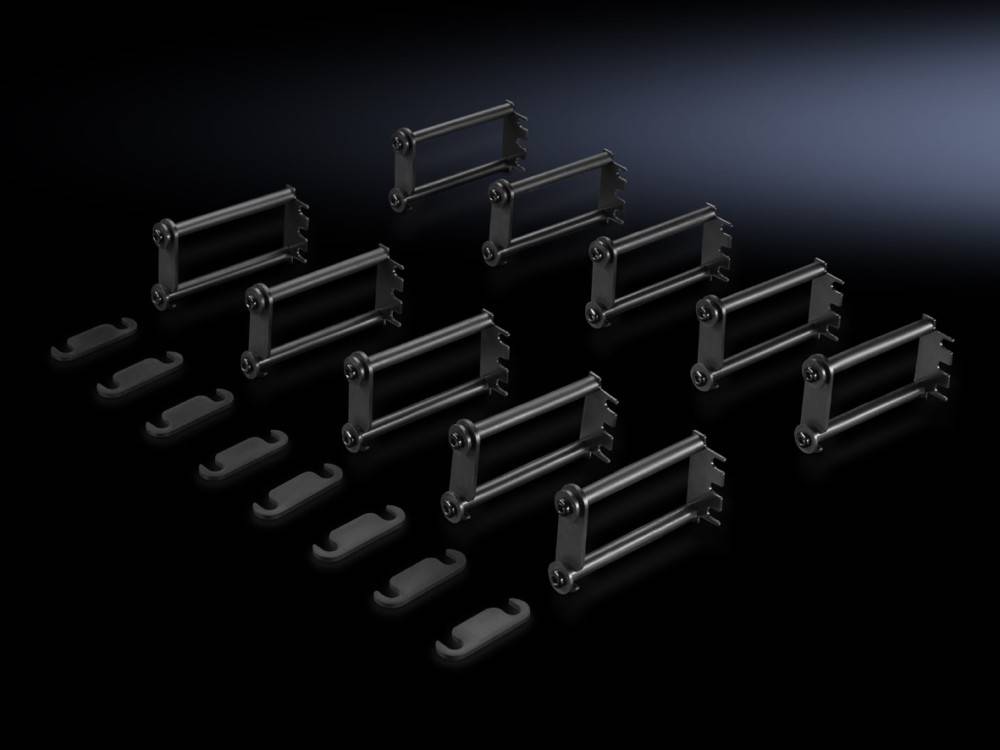 Drei Sätze von Metallstangen mit entsprechenden Halterungen auf einer dunklen reflektierenden Oberfläche, von links nach rechts in absteigender Reihenfolge angeordnet.