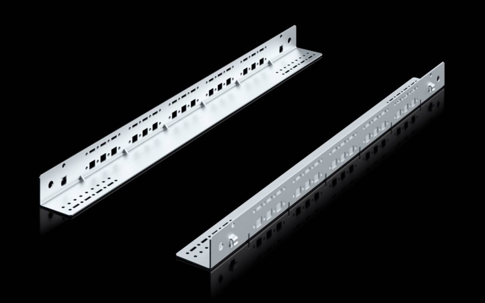 Zwei Metallhalterungen mit mehreren Löchern und Schlitzen werden vor einem schwarzen Hintergrund dargestellt, die wahrscheinlich für strukturelle Unterstützung oder Befestigung verwendet werden.