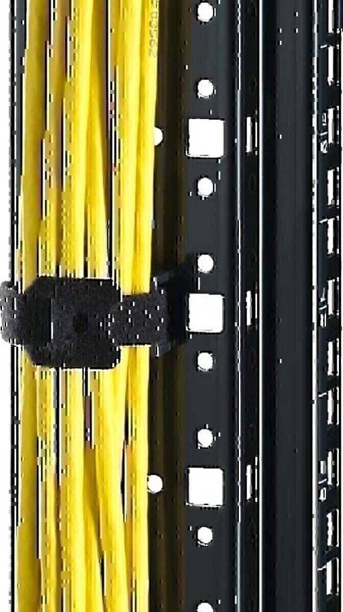 Gelbe Kabel sind in Bündeln in einem schwarzen Rack organisiert. Ein schwarzer Clip hält die Kabel ordentlich an ihrem Platz.
