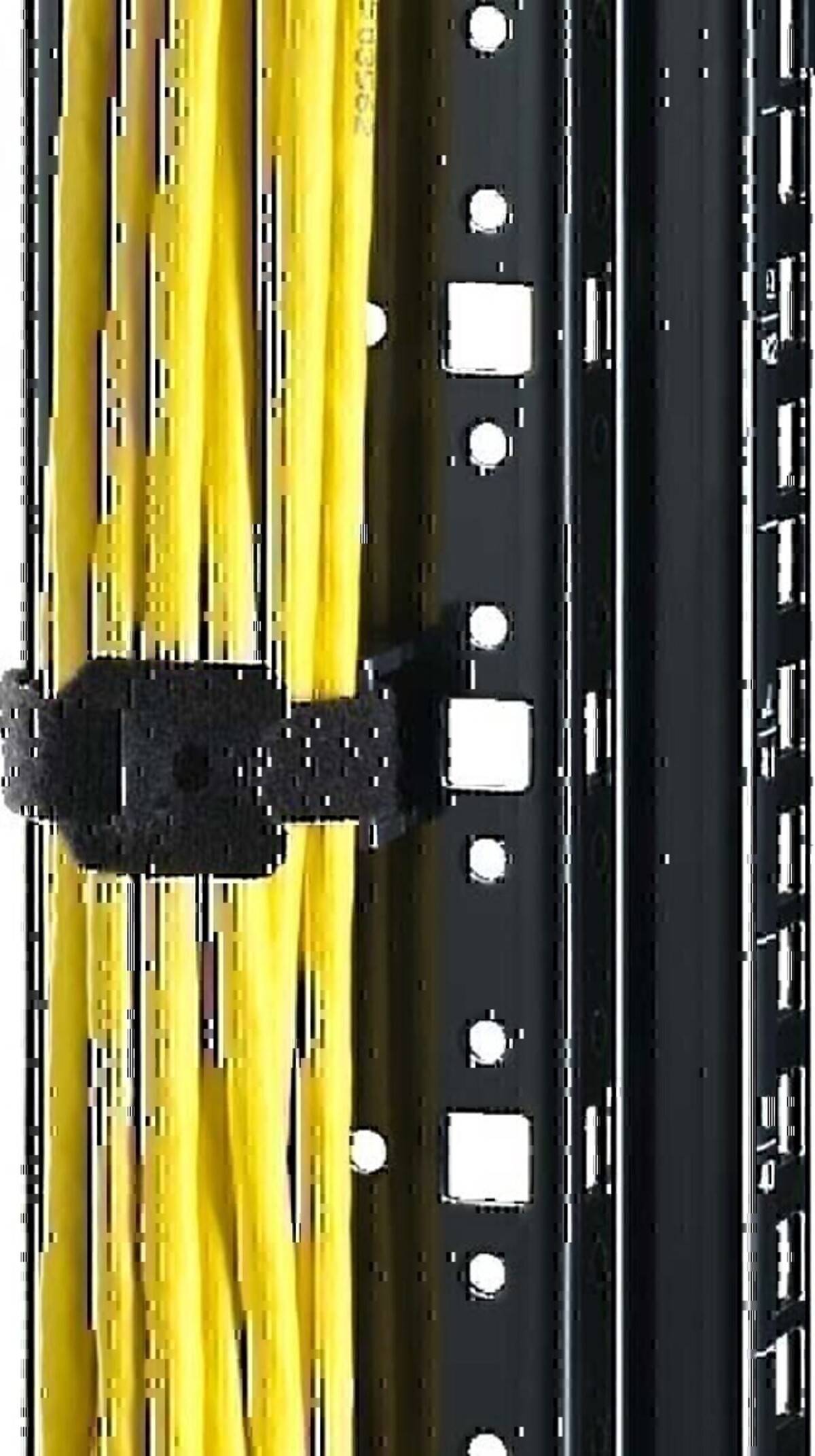 Nahaufnahme von gelben und schwarzen Netzwerkkabeln, die in einem Serverrack mit perforierten Metallschienen gebündelt sind.
