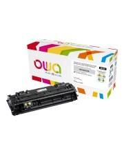 Schwarze Druckertonerkassette vor einer farbenfrohen Produktverpackung mit der Aufschrift „OUA