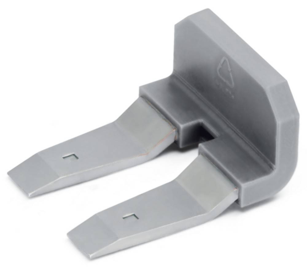 Eine metallische, U-förmige Scharnier mit zwei flachen, spitzen Enden, die zum Verbinden von Teilen verwendet wird. Mit einem Recycling-Symbol graviert.