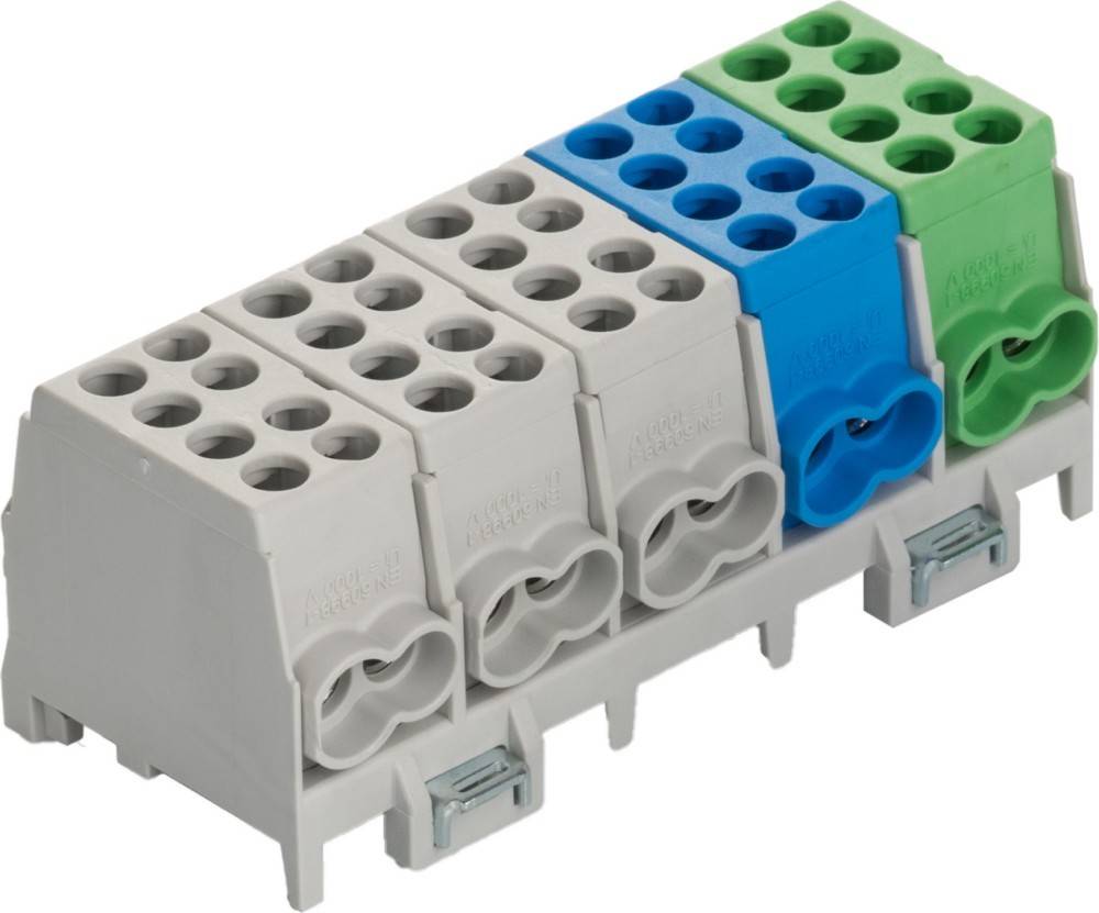 Eine Nahaufnahme eines modularen elektrischen Anschlussblocks mit mehreren Anschlüssen, der Abschnitte in Grau, Blau und Grün aufweist.
