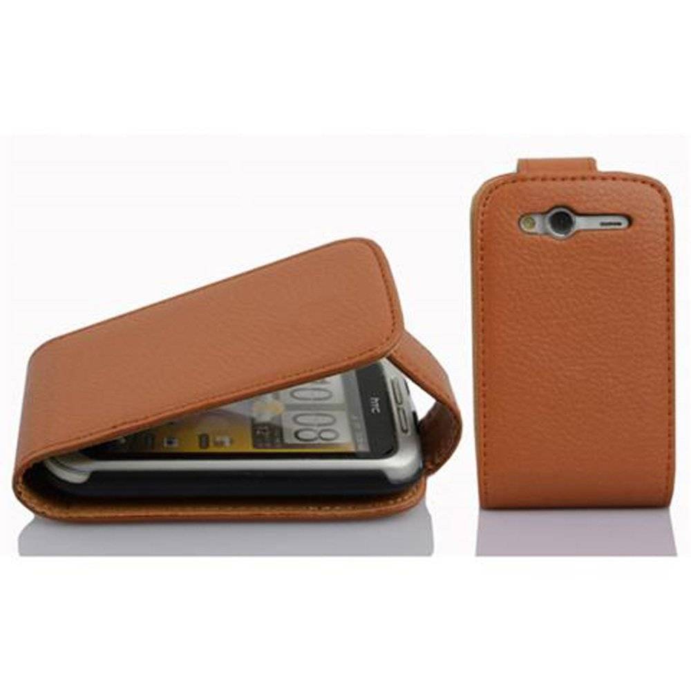 Cadorabo Hülle für HTC Wildfire S Hülle in COGNAC BRAUN - Handyhülle im Flip Design aus strukturiertem Textilleder - Case Cover Schutzhülle Etui
