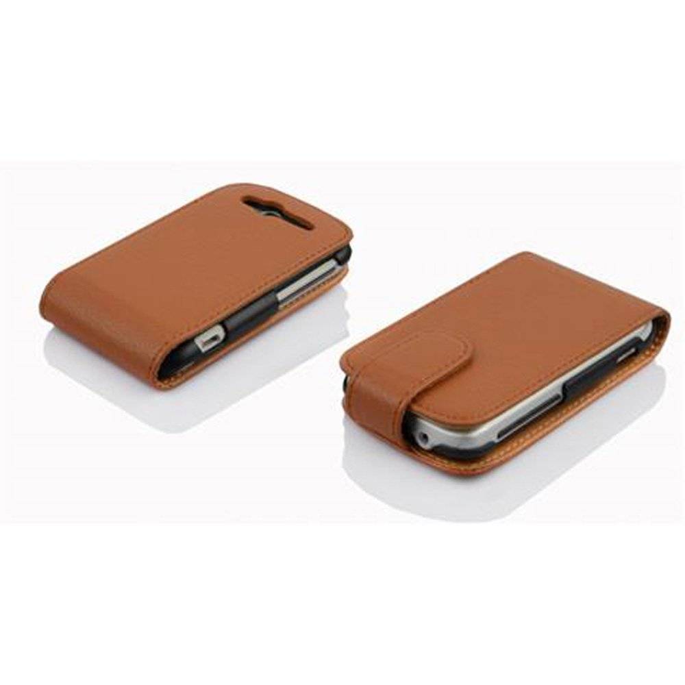 Cadorabo Hülle für HTC Wildfire S Hülle in COGNAC BRAUN - Handyhülle im Flip Design aus strukturiertem Textilleder - Case Cover Schutzhülle Etui