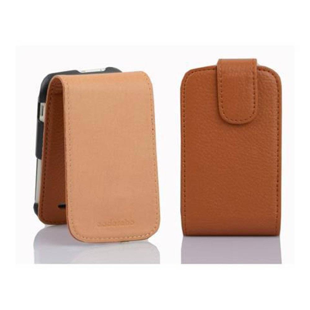 Cadorabo Hülle für HTC Wildfire S Hülle in COGNAC BRAUN - Handyhülle im Flip Design aus strukturiertem Textilleder - Case Cover Schutzhülle Etui