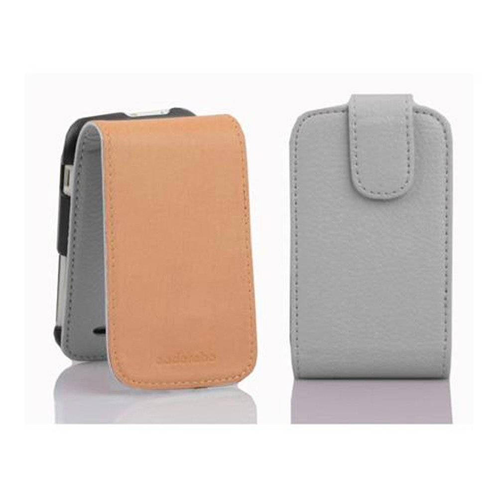 Cadorabo Hülle für HTC Wildfire S Hülle in MAGNESIUM WEIß - Handyhülle im Flip Design aus strukturiertem Textilleder - Case Cover Schutzhülle Et