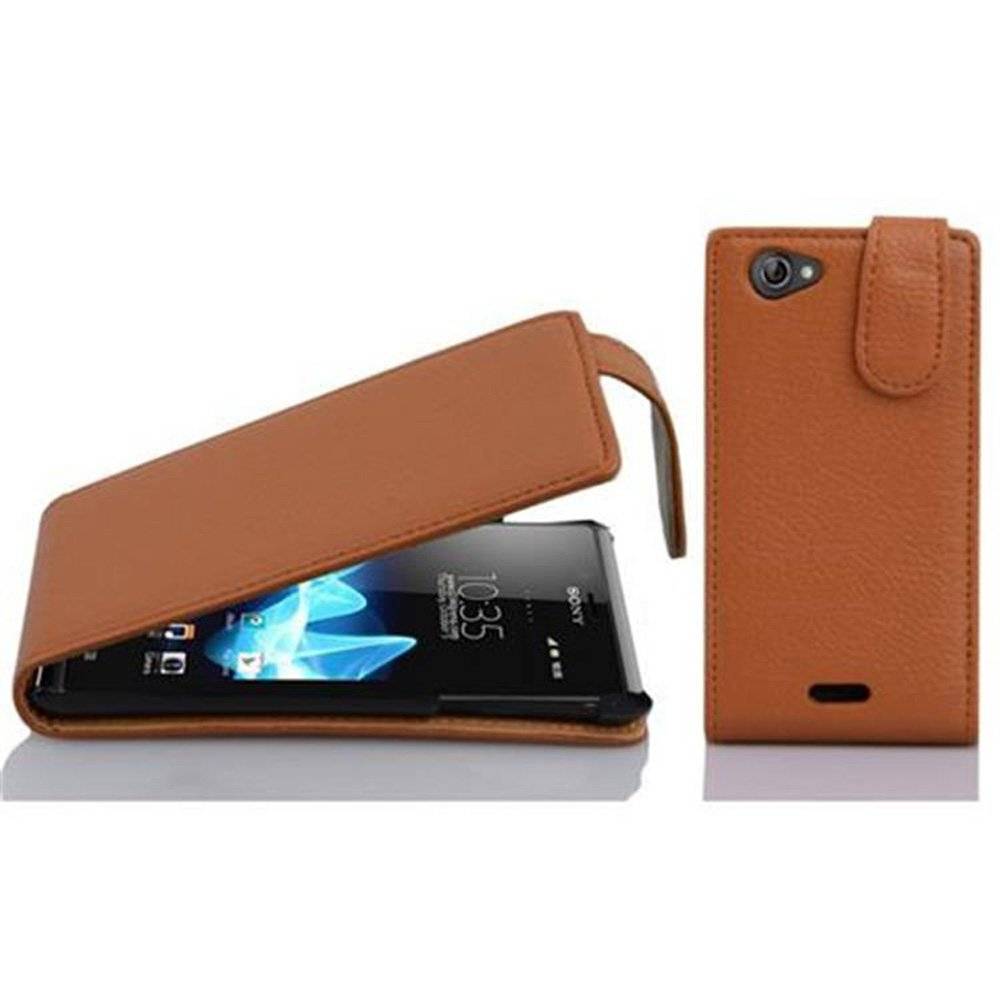 Cadorabo Hülle für Sony Xperia J Hülle in COGNAC BRAUN - Handyhülle im Flip Design aus strukturiertem Textilleder - Case Cover Schutzhülle Etui T