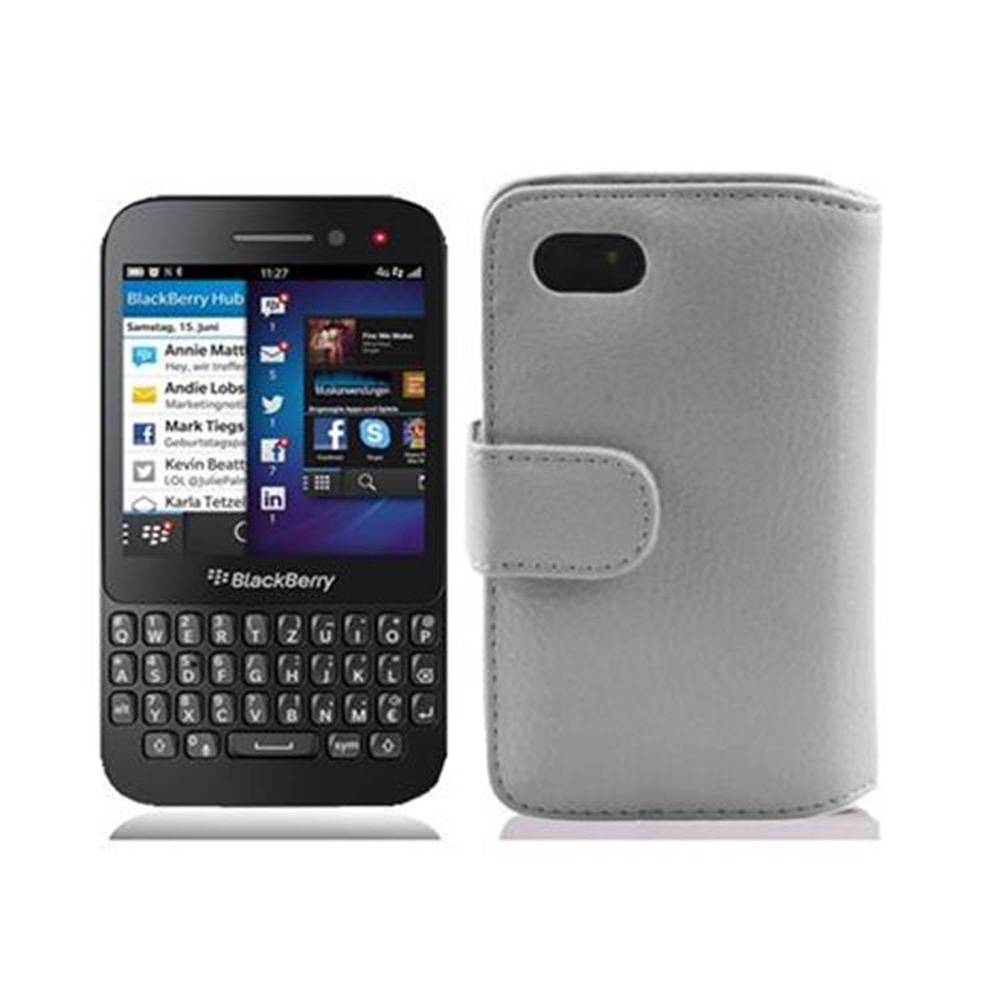 Cadorabo Schutzhülle für Blackberry Q5 Hülle in Weiß Handyhülle Etui Case Backcover Kunstleder Tasche