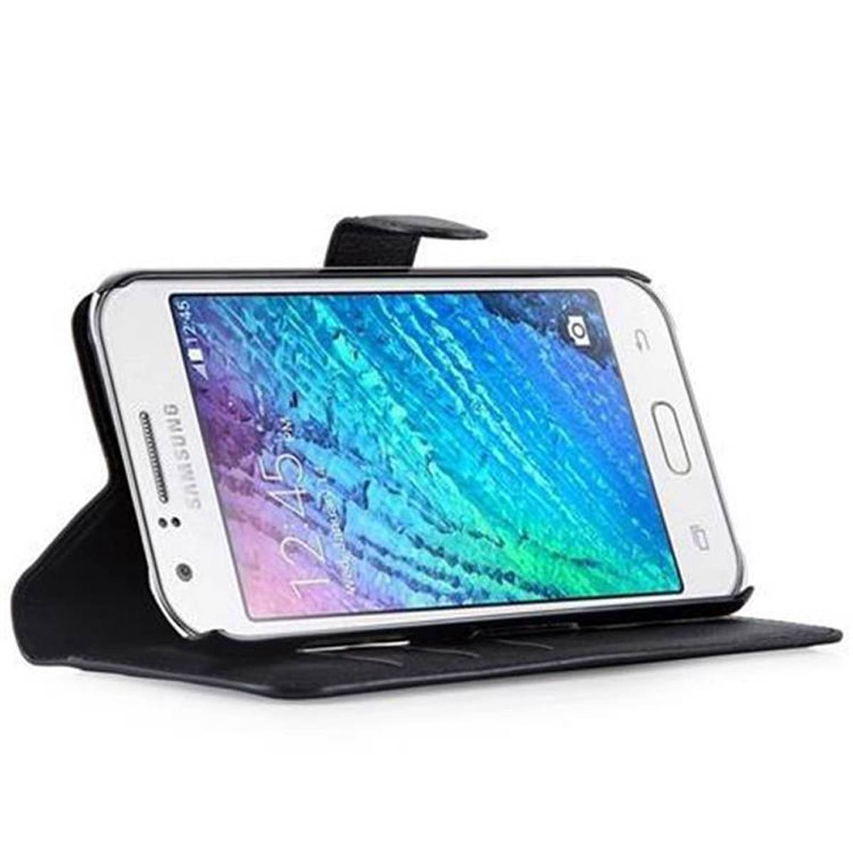 Cadorabo Hülle für Samsung Galaxy J7 2015 Schutz Hülle in Schwarz Handyhülle Etui Case Cover Magnetverschluss