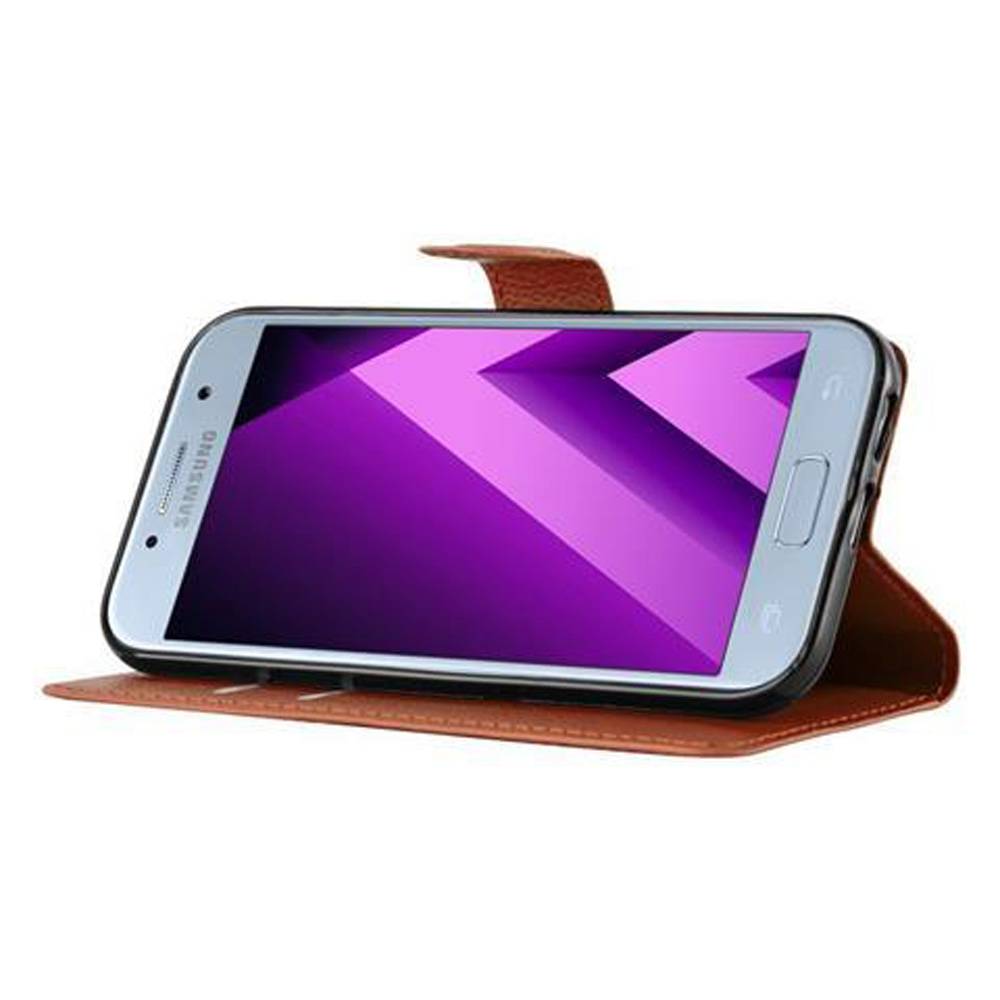 Cadorabo Hülle für Samsung Galaxy A3 2017 Schutz Hülle in Braun Handyhülle Etui Case Cover Magnetverschluss