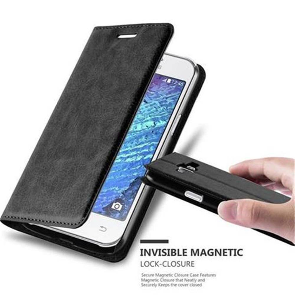 Cadorabo Hülle für Samsung Galaxy J1 2015 Schutz Hülle in Schwarz Handyhülle Etui Case Cover Magnetverschluss