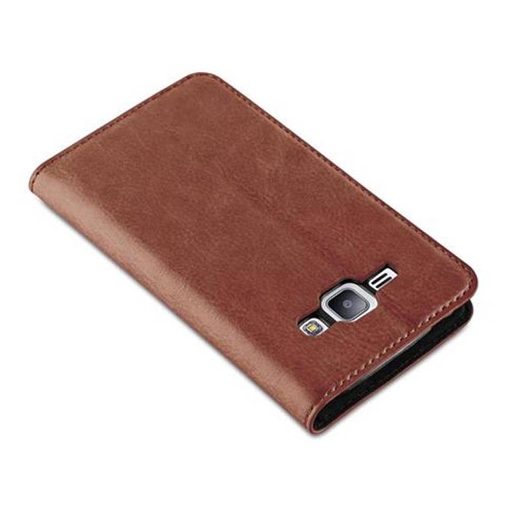 Cadorabo Hülle für Samsung Galaxy J1 2015 Schutz Hülle in Braun Handyhülle Etui Case Cover Magnetverschluss