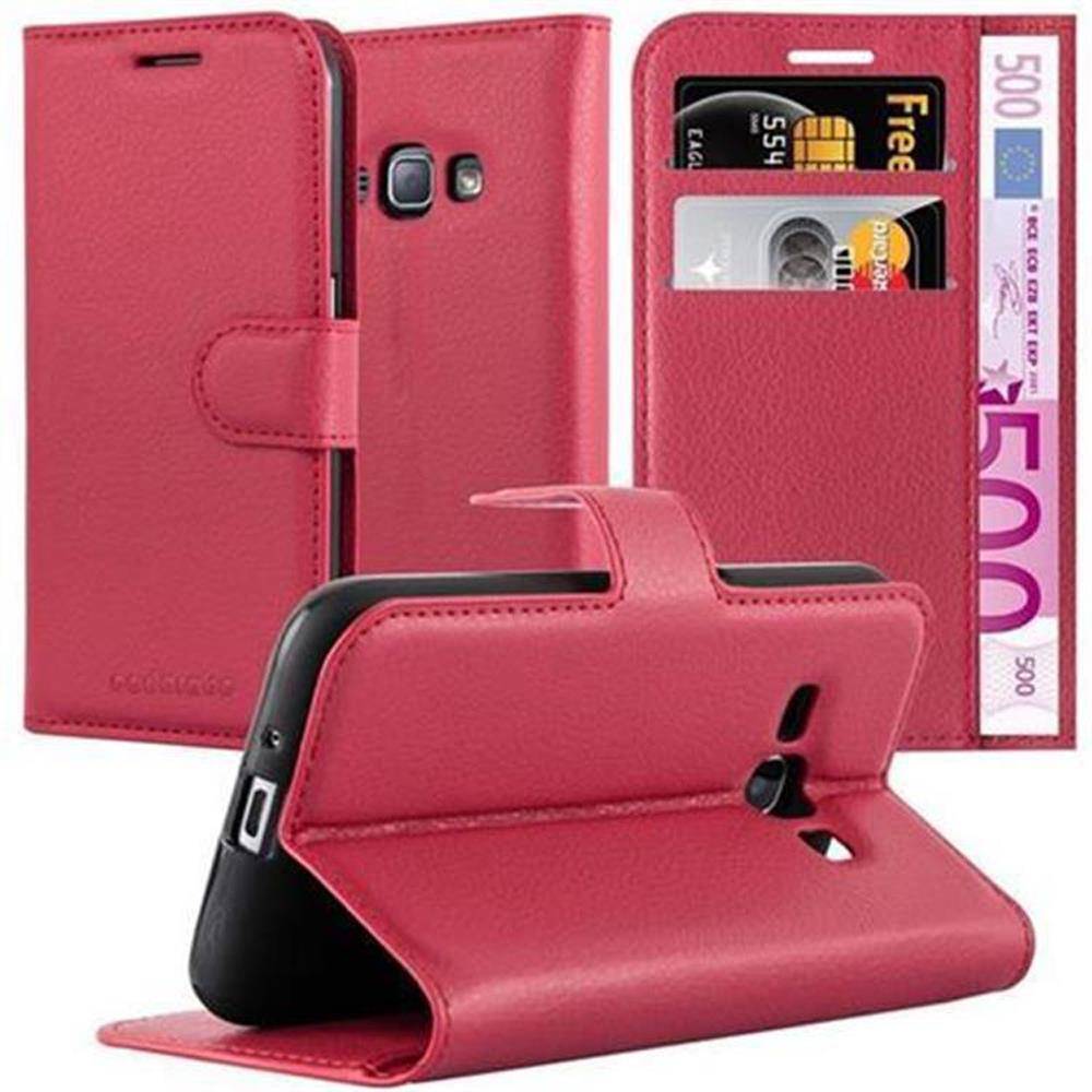Cadorabo Hülle für Samsung Galaxy J1 2016 Schutz Hülle in Rot Handyhülle Etui Case Cover Magnetverschluss