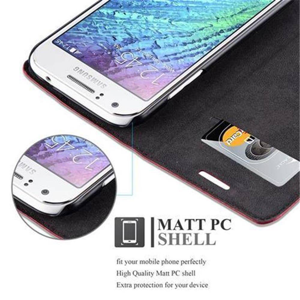Cadorabo Hülle für Samsung Galaxy J1 2015 Schutz Hülle in Rot Handyhülle Etui Case Cover Magnetverschluss