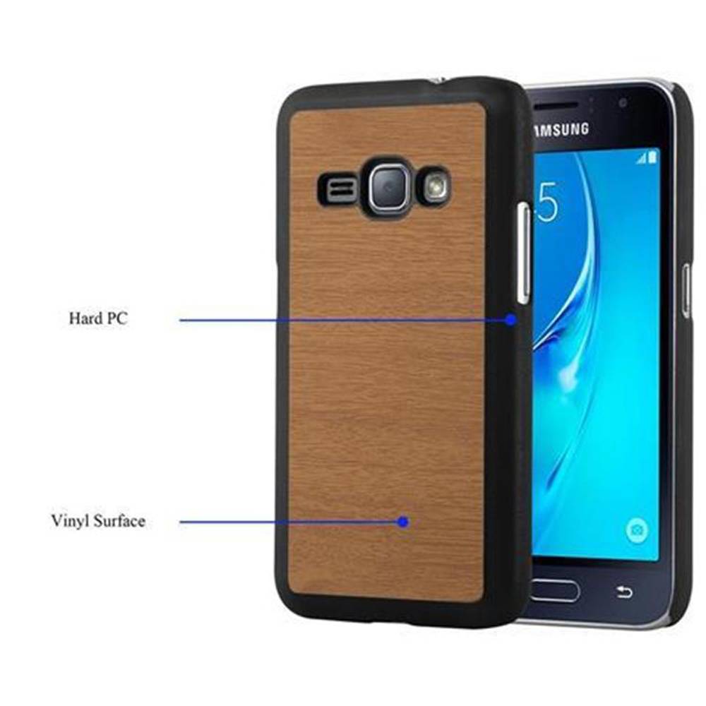 Cadorabo Hülle für Samsung Galaxy J1 2016 Schutz Hülle in Braun Hard Case Etui Holz Optik Handyhülle