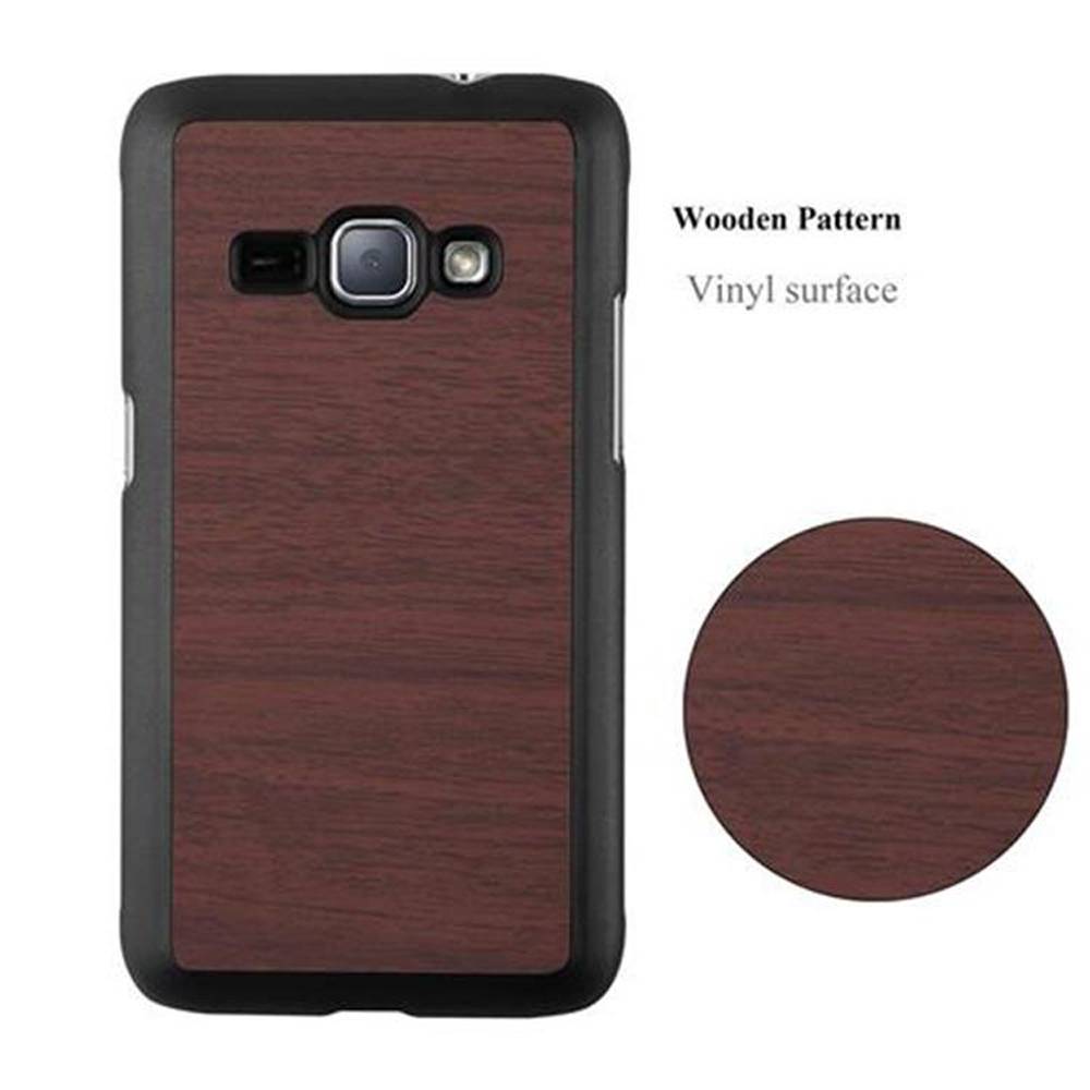 Cadorabo Hülle für Samsung Galaxy J1 2016 Schutz Hülle in Braun Hard Case Etui Holz Optik Handyhülle