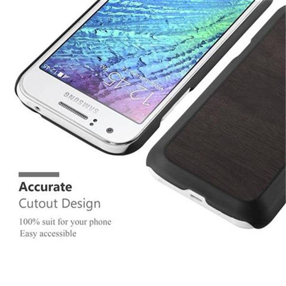 Cadorabo Hülle für Samsung Galaxy J1 2015 Schutz Hülle in Schwarz Hard Case Etui Holz Optik Handyhülle