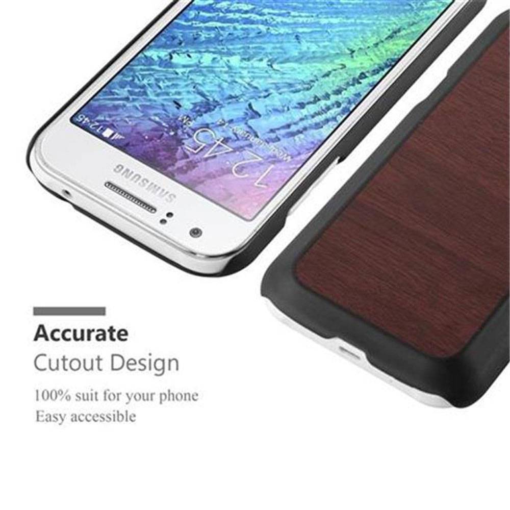 Cadorabo Hülle für Samsung Galaxy J1 2015 Schutz Hülle in Braun Hard Case Etui Holz Optik Handyhülle