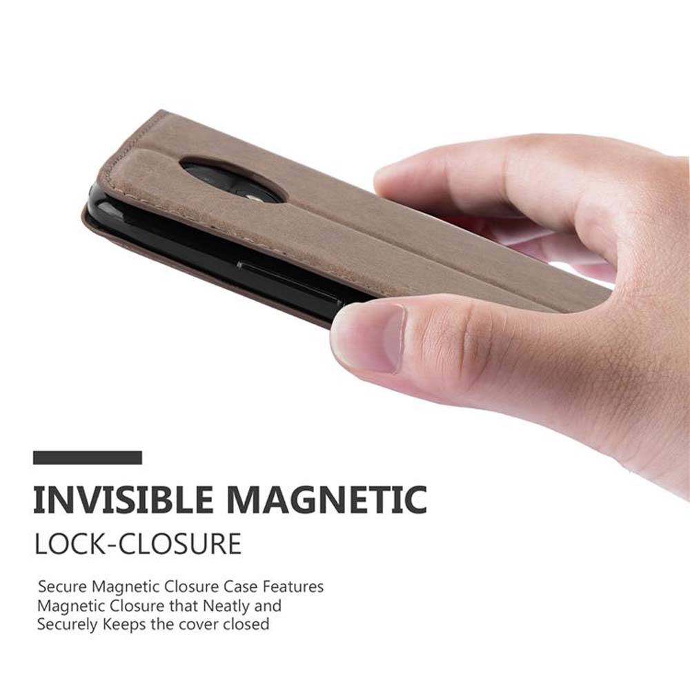 Cadorabo Hülle für Motorola MOTO C Schutz Hülle in Braun Handyhülle Etui Case Cover Magnetverschluss