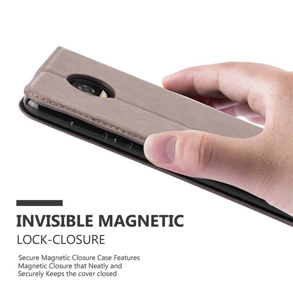 Cadorabo Hülle für Motorola MOTO Z2 PLAY / Z2 FORCE Schutz Hülle in Braun Handyhülle Etui Case Cover Magnetverschluss
