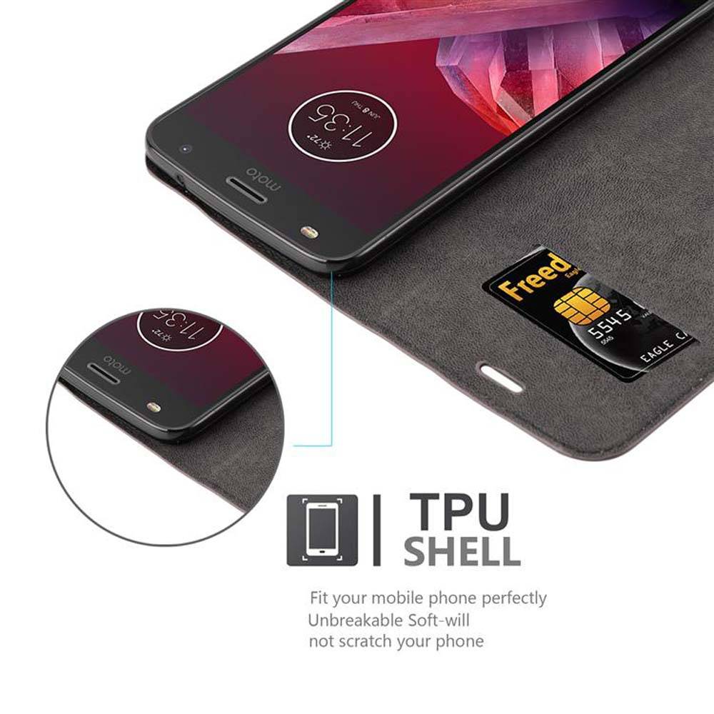 Cadorabo Hülle für Motorola MOTO Z2 PLAY / Z2 FORCE Schutz Hülle in Braun Handyhülle Etui Case Cover Magnetverschluss