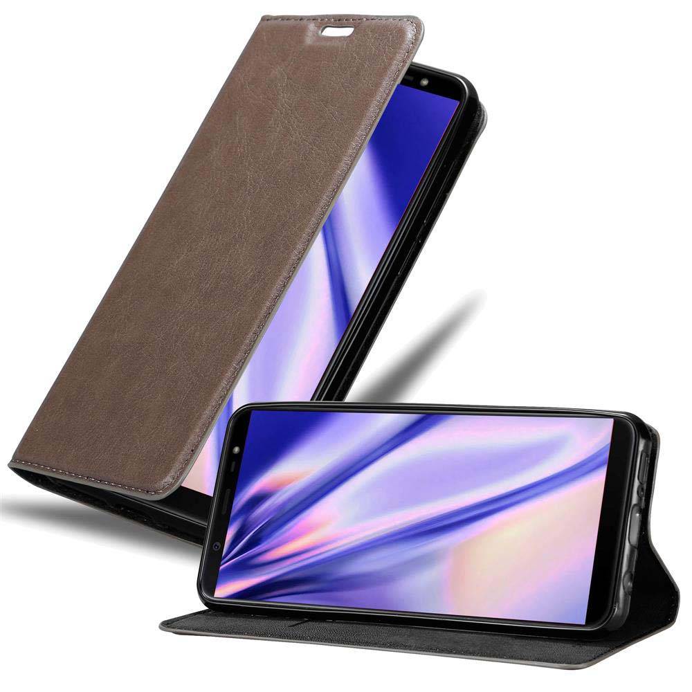 Cadorabo Hülle für Samsung Galaxy J8 2018 Schutz Hülle in Braun Handyhülle Etui Case Cover Magnetverschluss