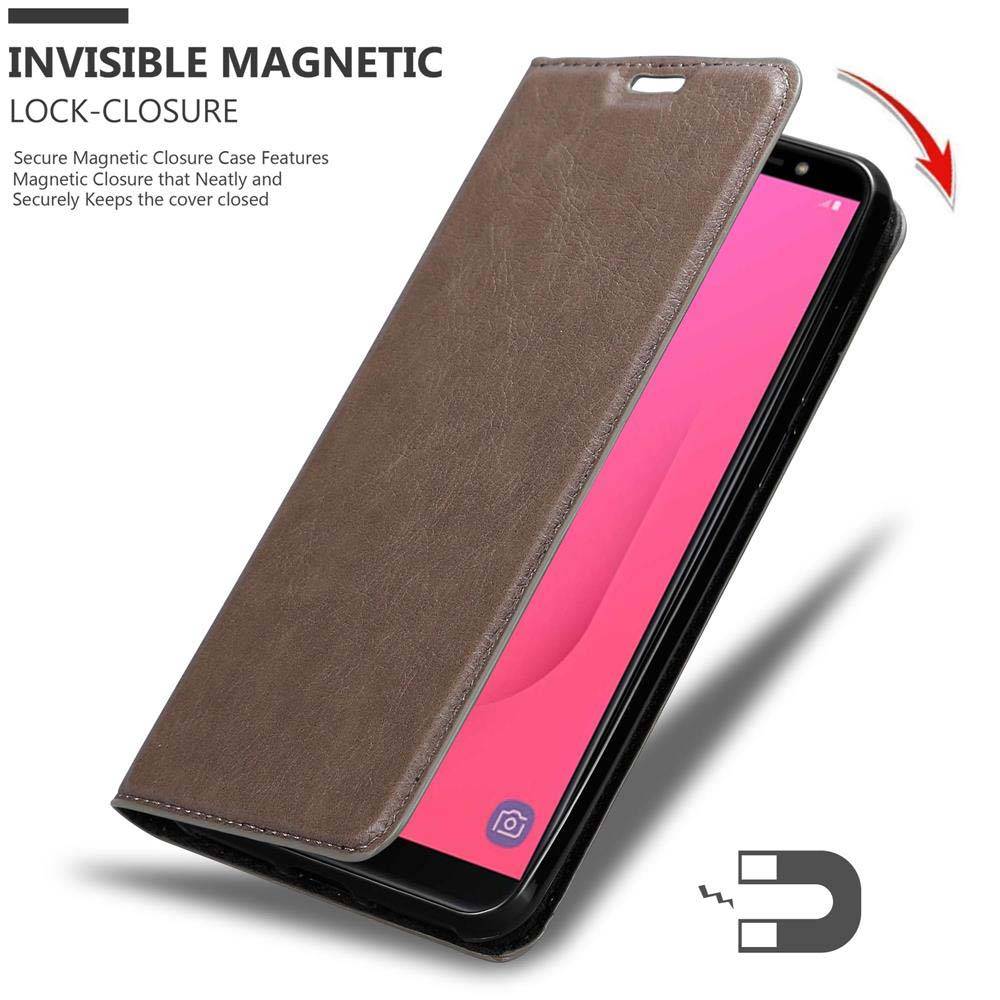 Cadorabo Hülle für Samsung Galaxy J8 2018 Schutz Hülle in Braun Handyhülle Etui Case Cover Magnetverschluss