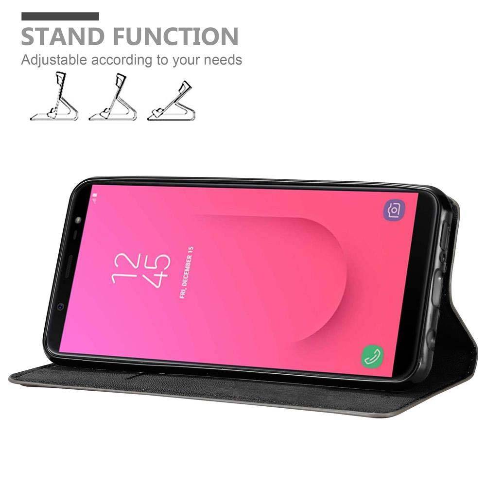 Cadorabo Hülle für Samsung Galaxy J8 2018 Schutz Hülle in Braun Handyhülle Etui Case Cover Magnetverschluss