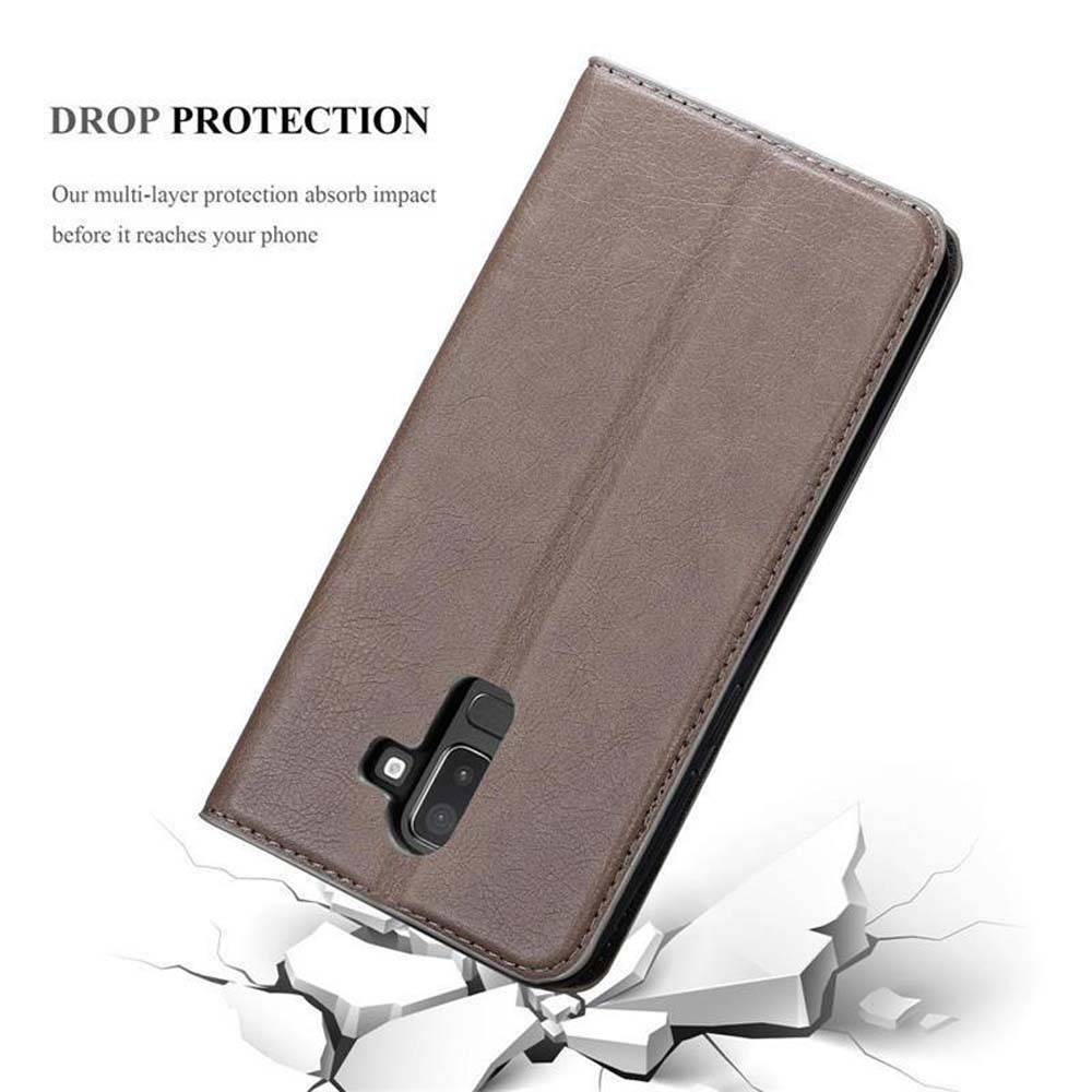 Cadorabo Hülle für Samsung Galaxy J8 2018 Schutz Hülle in Braun Handyhülle Etui Case Cover Magnetverschluss