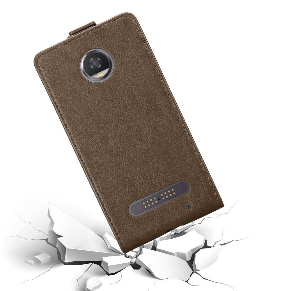 Cadorabo Hülle für Motorola MOTO Z2 Schutz Hülle in Braun Flip Etui Handyhülle Case Cover