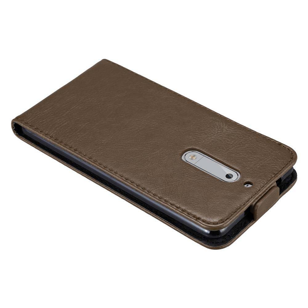 Cadorabo Hülle für Nokia 5 2017 Schutz Hülle in Braun Flip Etui Handyhülle Case Cover