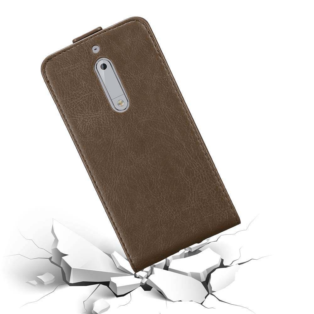 Cadorabo Hülle für Nokia 5 2017 Schutz Hülle in Braun Flip Etui Handyhülle Case Cover