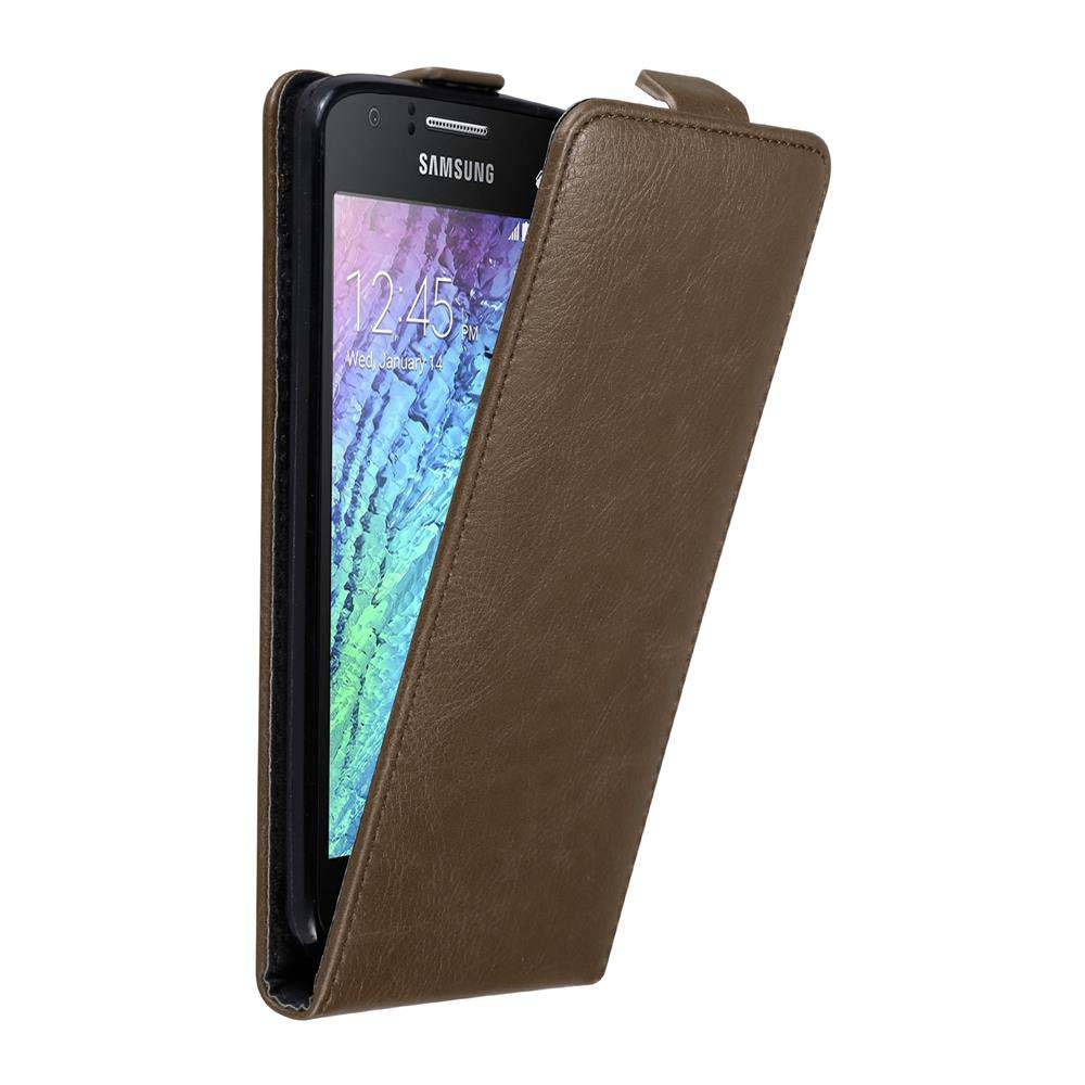 Cadorabo Hülle für Samsung Galaxy J1 2015 Schutz Hülle in Braun Flip Etui Handyhülle Case Cover