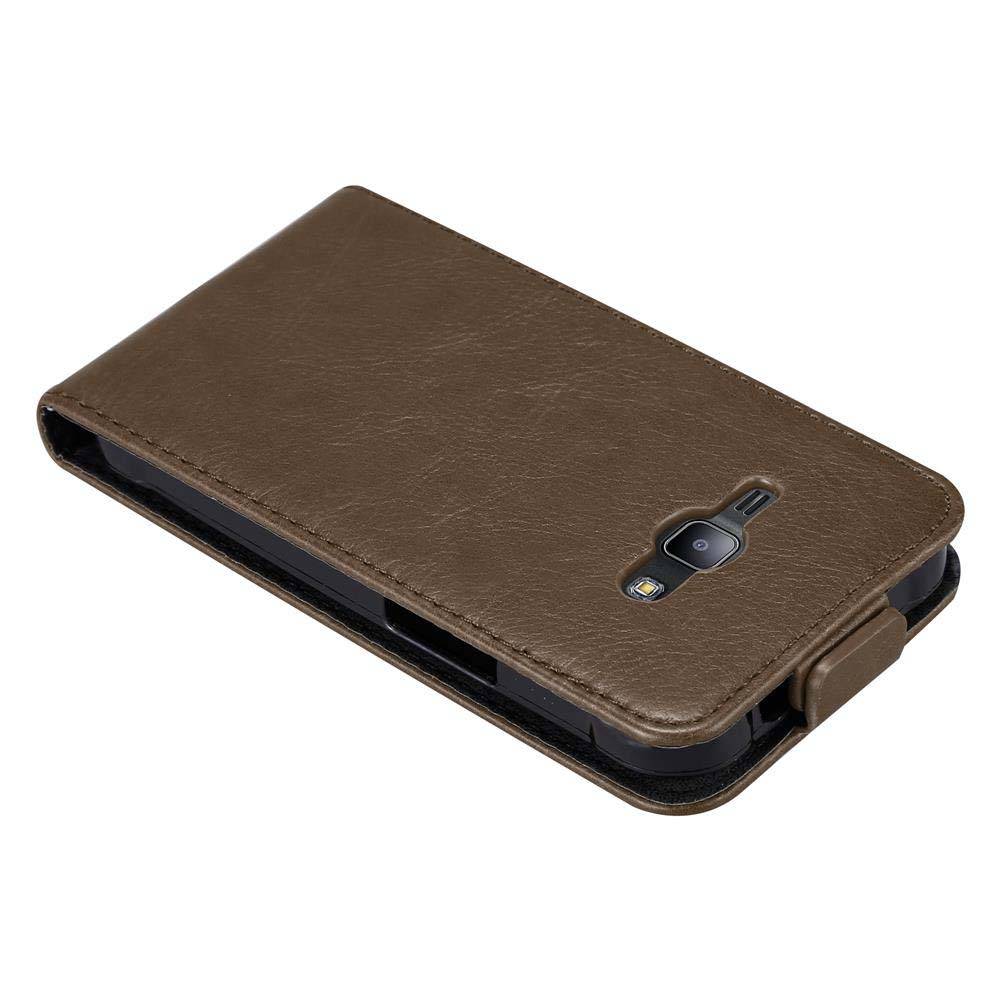 Cadorabo Hülle für Samsung Galaxy J1 2015 Schutz Hülle in Braun Flip Etui Handyhülle Case Cover
