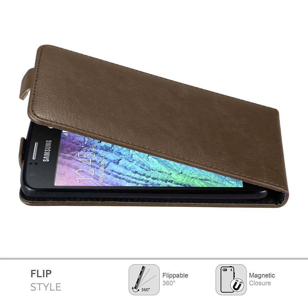 Cadorabo Hülle für Samsung Galaxy J1 2015 Schutz Hülle in Braun Flip Etui Handyhülle Case Cover