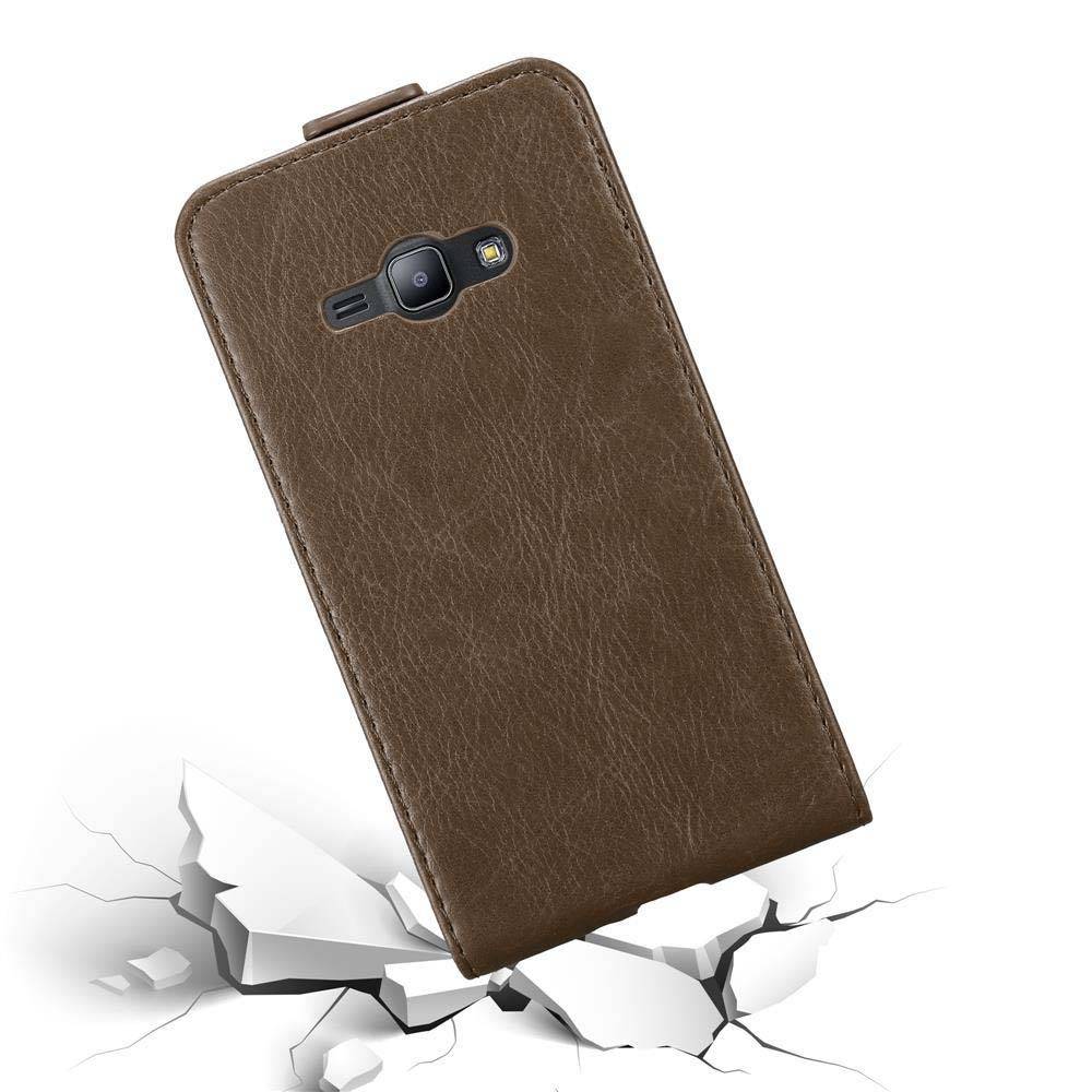 Cadorabo Hülle für Samsung Galaxy J1 2015 Schutz Hülle in Braun Flip Etui Handyhülle Case Cover